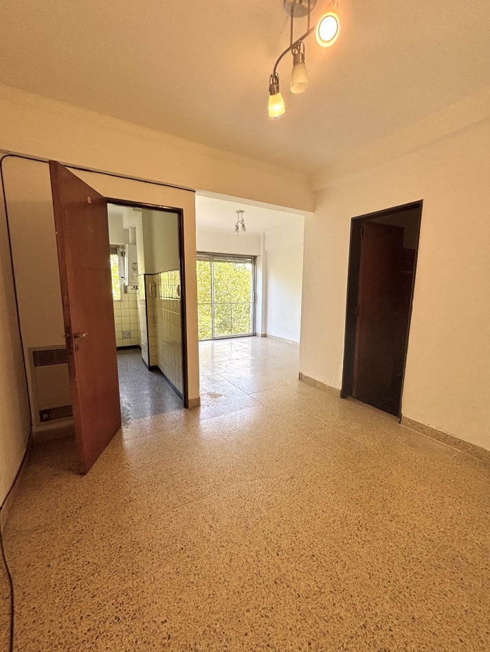 Departamento 1 ambiente desplazado a la calle con balcon frances