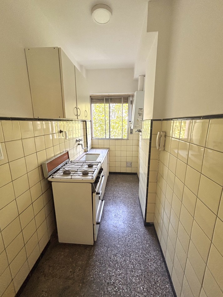 Departamento 1 ambiente desplazado a la calle con balcon frances