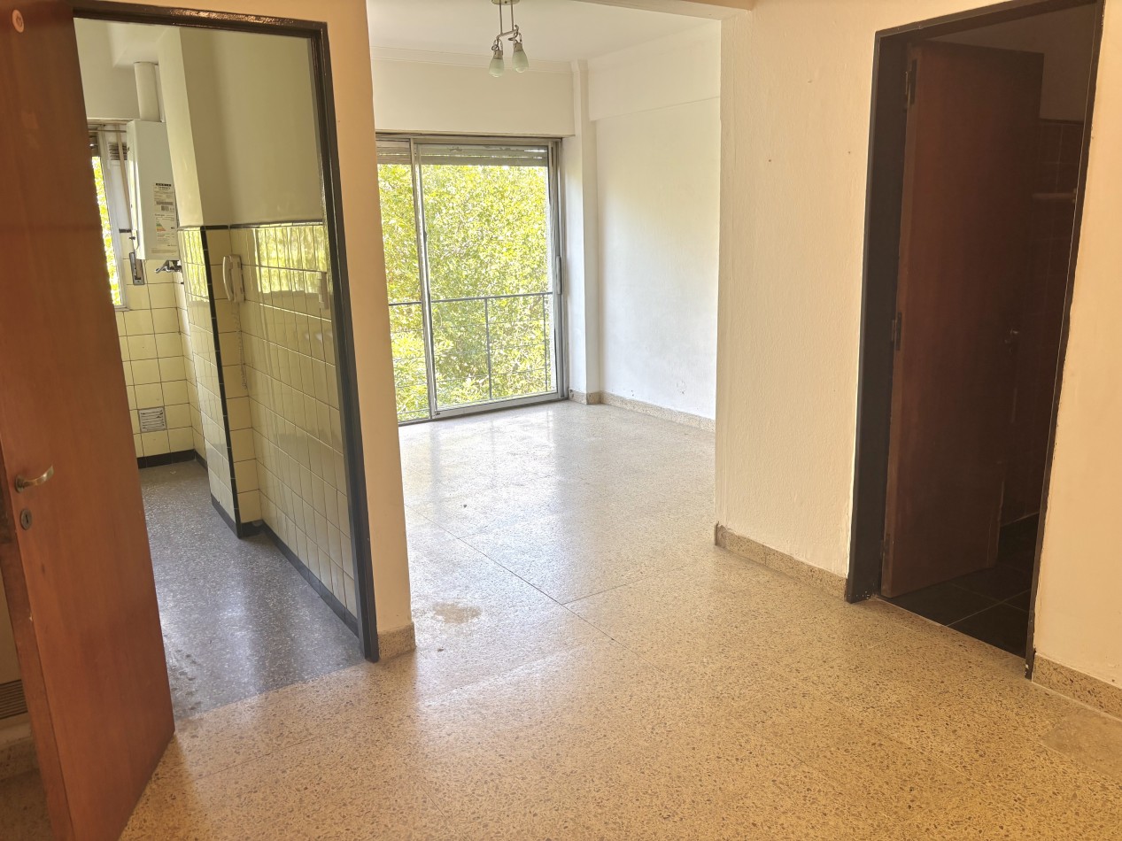 Departamento 1 ambiente desplazado a la calle con balcon frances