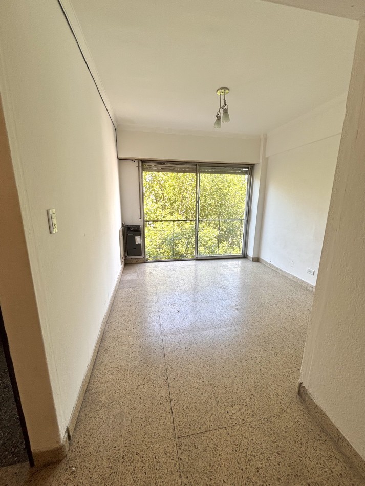 Departamento 1 ambiente desplazado a la calle con balcon frances