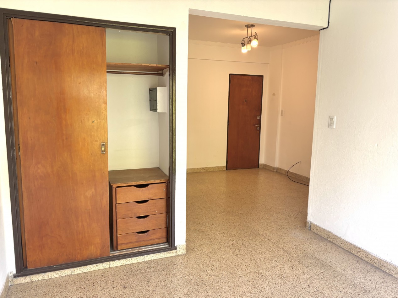 Departamento 1 ambiente desplazado a la calle con balcon frances