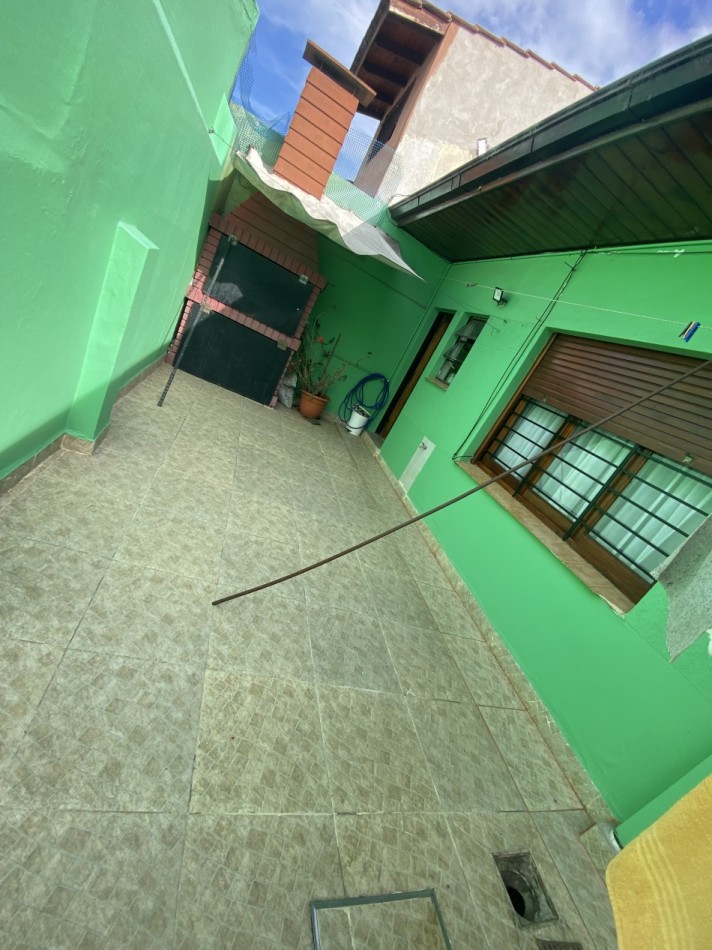 CHALET 3 AMB. CON GARAGE PARA DOS AUTOS Y PATIO