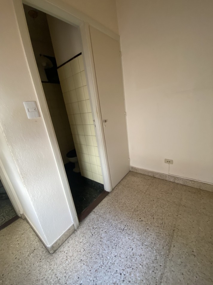 TRES AMB. CON DEPENDENCIA A LA CALLE CON BALCON SALIENTE
