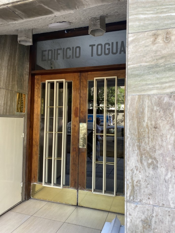 TRES AMB. CON DEPENDENCIA A LA CALLE CON BALCON SALIENTE