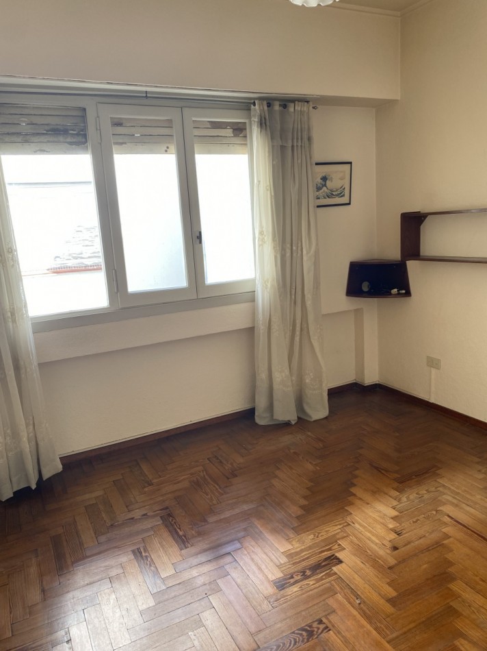 TRES AMB. CON DEPENDENCIA A LA CALLE CON BALCON SALIENTE