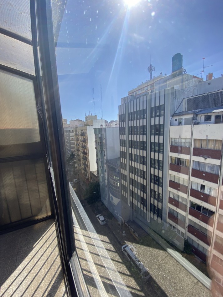 TRES AMB. CON DEPENDENCIA A LA CALLE CON BALCON SALIENTE