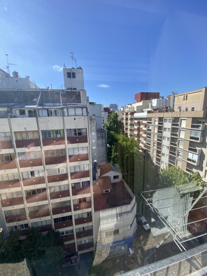 TRES AMB. CON DEPENDENCIA A LA CALLE CON BALCON SALIENTE