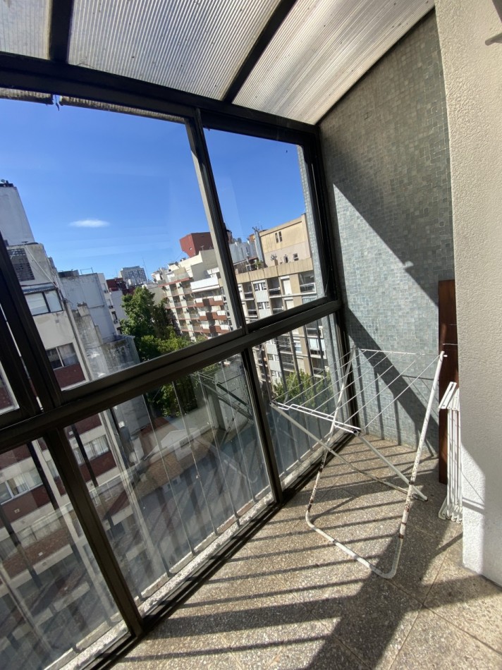 TRES AMB. CON DEPENDENCIA A LA CALLE CON BALCON SALIENTE