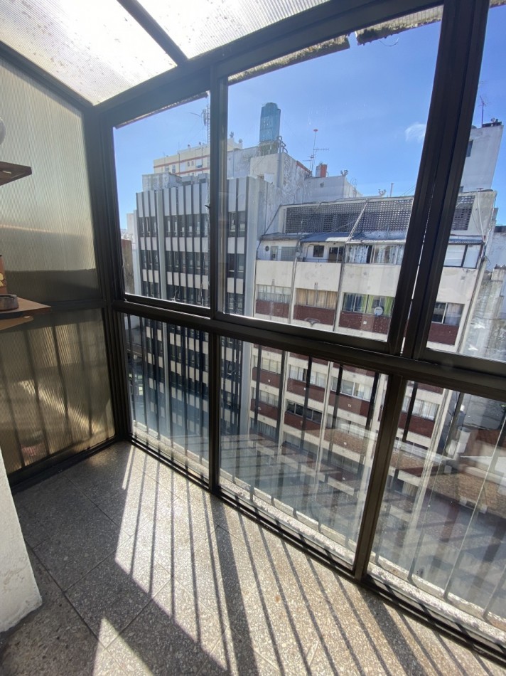 TRES AMB. CON DEPENDENCIA A LA CALLE CON BALCON SALIENTE