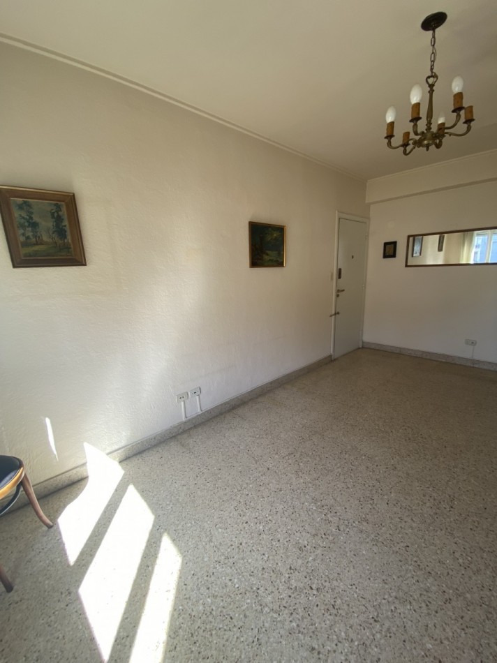 TRES AMB. CON DEPENDENCIA A LA CALLE CON BALCON SALIENTE