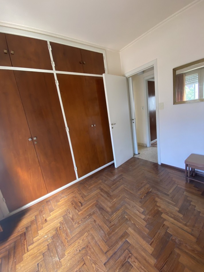 TRES AMB. CON DEPENDENCIA A LA CALLE CON BALCON SALIENTE