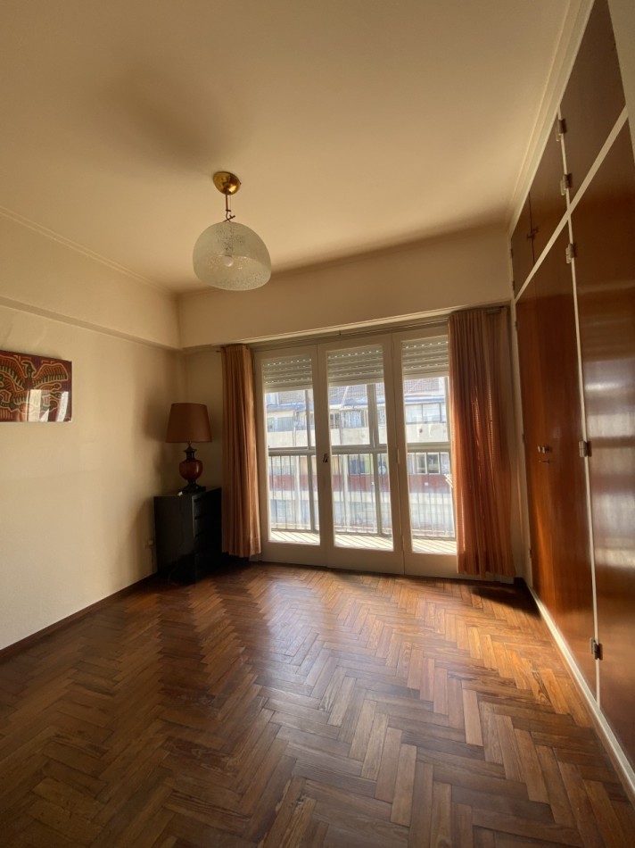 TRES AMB. CON DEPENDENCIA A LA CALLE CON BALCON SALIENTE