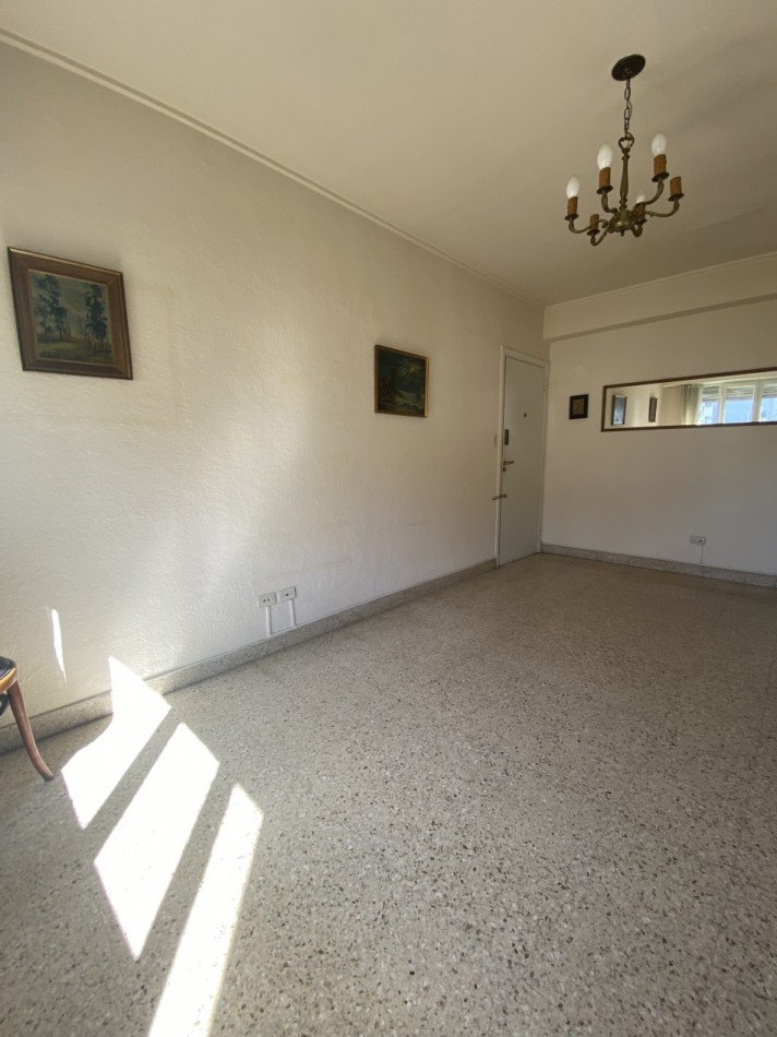 TRES AMB. CON DEPENDENCIA A LA CALLE CON BALCON SALIENTE