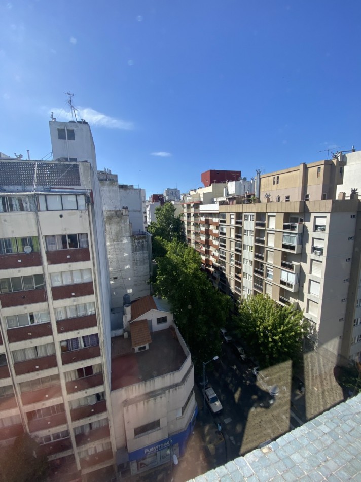 TRES AMB. CON DEPENDENCIA A LA CALLE CON BALCON SALIENTE