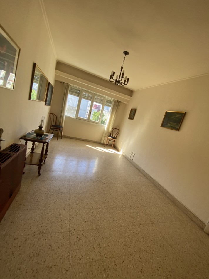 TRES AMB. CON DEPENDENCIA A LA CALLE CON BALCON SALIENTE