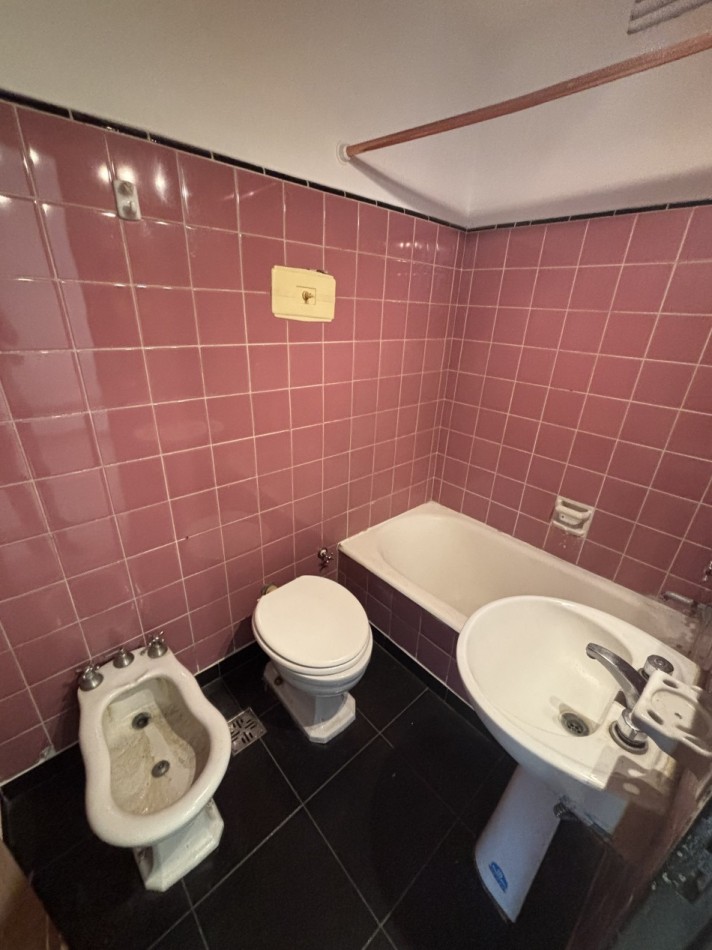 Departamento 1 ambiente desplazado a la calle con balcon frances