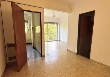 Departamento 1 ambiente desplazado a la calle con balcon frances